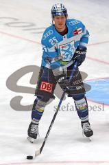 Penny DEL - Eishockey - Saison 2021/22 - ERC Ingolstadt - Grizzlys Wolfsburg - Leon Hüttl (#25 ERCI) beim warm machen -  Foto: Jürgen Meyer