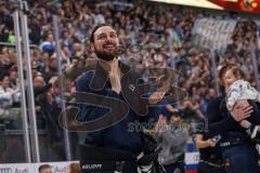 DEL; Playoffs; ERC Ingolstadt - DEG Düsseldorf; Sieg Jubel Freude Halbfinale erreicht, Fan Fankurve Banner Fahnen Spruchband Spieler bedanken sich bei den Fans, Torwart Kevin Reich (35 - ERC)