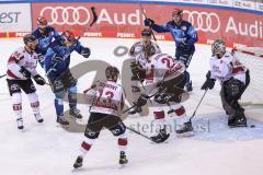 DEL - ERC Ingolstadt - Kölner Haie - links Tim Wohlgemuth (33 - ERC) trifft zum 1:0 Tor, Jubel, Torwart Justin Pogge (Nr.49 - Kölner Haie) keine Chance