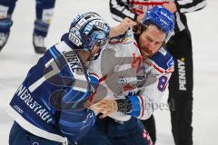 Penny DEL - Eishockey - Saison 2021/22 - ERC Ingolstadt - Adler Mannheim - Zweikampf - Boxkampf zwischen Colton Jobke (#7 ERCI) und Andrew Desjardins (#84 Mannheim) -  Foto: Meyer Jürgen