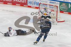 Penny DEL - Eishockey - Saison 2021/22 - ERC Ingolstadt - Red Bull München -  Jerome Flaake (#90 ERCI) - Danny aus den Birken Torwart (#33 München) - Foto: Jürgen Meyer