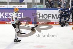 Im Bild: Niklas Hübner (#8 ERCI) und Dominik Uher (Bremerhaven) räumen die Eisfläche auf ..

