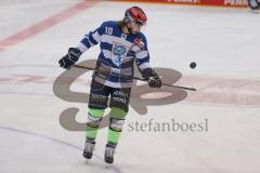 DEL - Eishockey - Saison 2020/21 - ERC Ingolstadt - Eisbären Berlin - Mirko Höfflin (#10 ERCI) jongliert mit dem Puck - beim warm machen - Foto: Jürgen Meyer