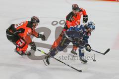 Penny DEL - Eishockey - Saison 2021/22 - ERC Ingolstadt - Grizzlys Wolfsburg - Chris Bourque (#77 ERCI) - Tyler Gaudet (#58 Wolfsburg) -  Foto: Jürgen Meyer