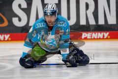 Penny DEL - Eishockey - Saison 2021/22 - ERC Ingolstadt - Krefeld Pinguine - Fabio Wagner (#5 ERCI) -beim warm machen -  Foto: Jürgen Meyer