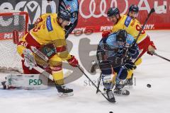 DEL; Playoffs; ERC Ingolstadt - DEG Düsseldorf; Kampf um den Puck, Frederik Storm (9 - ERC) Alec McCrea (Nr.3 - DEG)