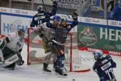 Penny DEL - Eishockey - Saison 2021/22 - ERC Ingolstadt - Augsburger Panther - Der 1:0 Führungstreffer durch Wayne Simpson (#21 ERCI) - jubel - Markus Keller Torwart (#35 Augsburg) - Frederik Storm (#9 ERCI) -  Foto: Stefan Bösl