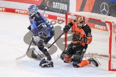 DEL; ERC Ingolstadt - Grizzlys Wolfburg; Torwart Michael Garteig (Nr.34 - ERC) Darren Archibald (Nr.25 - Grizzlys) im Tor