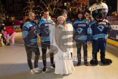 ERC Ingolstadt - Saison 2022/23 - Spieler an der Eisarena - Emil Quaas - Jerome Flaake - Mat Boodie - Maury Edwards - Xaver - Maskottchen - Christkind - Foto: Markus Banai