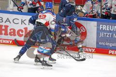 Penny DEL - Eishockey - Saison 2021/22 - ERC Ingolstadt - Adler Mannheim -  Florian Elias (#77 Mannheim) - Samuel Soramies (#28 ERCI) - Check an der Bande -  - Foto: Meyer Jürgen