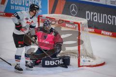 DEL - ERC Ingolstadt - Nürnberg Ice Tigers; Marcus Weber (Nr.24 - Nürnberg Ice Tigers)bei Torwart Danny Taylor (70 - ERC) Puck am Kopf