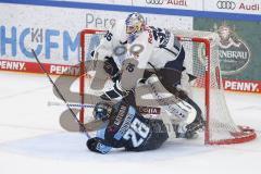 Eishockey - Saison 2022/23 - Finale - ERC Ingolstadt - Red Bull München - Ty Ronning (#26 ERCI) - M. Niederberger Torwart München - Foto: Ralf Lüger