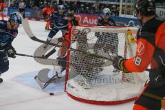 Penny DEL - Eishockey - Saison 2021/22 - ERC Ingolstadt - Grizzlys Wolfsburg - Fabio Wagner (#5 ERCI) - Karri Rämö Torwart (#31 ERCI) - Foto: Jürgen Meyer