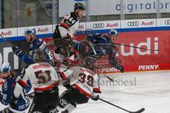 Penny DEL - Eishockey - Saison 2021/22 - ERC Ingolstadt - Kölner Haie -  Emil Quaas (#20 ERCI) - Alex Roach (#44 Köln) - Foto: Stefan Bösl