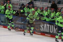 DEL - Eishockey - Saison 2020/21 - ERC Ingolstadt - Nürnberg Ice Tigers  - Der 1:0 Treffer durch Wayne Simpson (#21 ERCI) - #jubel - Abklatschen an der Bande - Foto: Jürgen Meyer