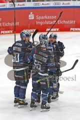 Penny DEL - Eishockey - Saison 2021/22 - ERC Ingolstadt - Grizzlys Wolfsburg - Der 1:0 Führungstreffer durch Daniel Pietta (#86 ERCI) - jubel - Wayne Simpson (#21 ERCI)- Jerome Flaake (#90 ERCI) -  Foto: Jürgen Meyer
