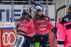 Penny DEL - Eishockey - Saison 2021/22 - ERC Ingolstadt - Nürnberg Ice Tigers - Die Spieler klatschen bei Kevin Reich Torwart (#35 ERCI) ab - Colton Jobke (#7 ERCI) -  Foto: Jürgen Meyer