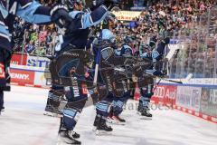 DEL; Playoffs; ERC Ingolstadt - DEG Düsseldorf; Sieg Jubel Freude Halbfinale erreicht, Fan Fankurve Banner Fahnen Spruchband Spieler bedanken sich bei den Fans,
