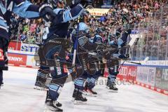 DEL; Playoffs; ERC Ingolstadt - DEG Düsseldorf; Sieg Jubel Freude Halbfinale erreicht, Fan Fankurve Banner Fahnen Spruchband Spieler bedanken sich bei den Fans,