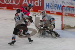 Penny DEL - Eishockey - Saison 2021/22 - ERC Ingolstadt - Nürnberg Ice Tigers - Samuel Soramies (#28 ERCI) - Niklas Treutle Torwart (#31 Nürnberg) - Tim Bender (#77 Nürnberg) -  Foto: Jürgen Meyer