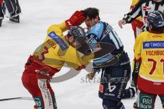 DEL; Playoffs; ERC Ingolstadt - DEG Düsseldorf; Schlägerei Tye McGinn (16 ERC) mit Alec McCrea (3 DEG)