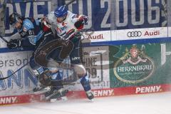 DEL; Playoffs; ERC Ingolstadt - Adler Mannheim; Halbfinale; #Zweikampf Bande Mirko Höfflin (10 - ERC) Denis Reul (Nr.29 - Adler)