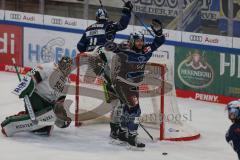 Penny DEL - Eishockey - Saison 2021/22 - ERC Ingolstadt - Augsburger Panther - Der 1:0 Führungstreffer durch Wayne Simpson (#21 ERCI) - jubel - Markus Keller Torwart (#35 Augsburg) - Frederik Storm (#9 ERCI) -  Foto: Stefan Bösl