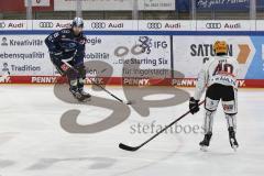 Im Bild: Wojciech Stachowiak (#19 ERCI) Tim Lutz (Bremerhaven)

