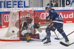 DEL - ERC Ingolstadt - Kölner Haie - Wayne Simpson (21 - ERC) vor Torwart Justin Pogge (Nr.49 - Kölner Haie)