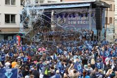 ERC Ingolstadt - Vizemeisterschaftsfeier am Rathausplatz - Saison 2022/2023 - Fans am Rathausplatz - Banner - Choreo - Die Mannschaft auf der Bühne - Foto: Meyer Jürgen