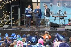 ERC Ingolstadt - Vizemeisterschaftsfeier am Rathausplatz - Saison 2022/2023 - Präsident Peter Kössler mitte -  Links Johannes Langer - rechts Abteilungsleiter Jürgen Misslbeck - Foto: Meyer Jürgen