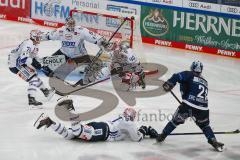 Penny DEL - Eishockey - Saison 2021/22 - ERC Ingolstadt - Schwenninger Wild Wings - Wayne Simpson (#21 ERCI) - Joacim Eriksson Torwart (#60 Schwenningen) -  Foto: Jürgen Meyer