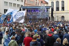 ERC Ingolstadt - Vizemeisterschaftsfeier am Rathausplatz - Saison 2022/2023 - Fans am Rathausplatz - Banner - Choreo - Die Mannschaft auf der Bühne - Foto: Meyer Jürgen