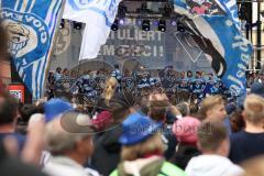 ERC Ingolstadt - Vizemeisterschaftsfeier am Rathausplatz - Saison 2022/2023 - Fans am Rathausplatz - Banner - Choreo - Die Mannschaft auf der Bühne - - Foto: Meyer Jürgen