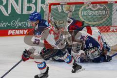 Penny DEL - Eishockey - Saison 2021/22 - ERC Ingolstadt - Adler Mannheim - Felix Brückmann Torwart (#90 Mannheim) - Frederik Storm (#9 ERCI) rutschen ins Tor -  Foto: Meyer Jürgen