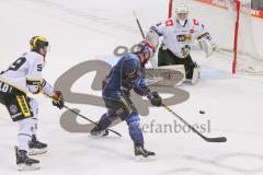 DEL - Eishockey - Saison 2020/21 - ERC Ingolstadt - Krefeld Pinguine - Ben Marshall (#45 ERCI) - Nikita Quapp Torwart (#3 Krefeld) - Edwin Schitz (#5 Krefeld) - Foto: Jürgen Meyer