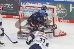 DEL; Playoffs; ERC Ingolstadt - EHC Redbull München; Agostino Kenny (11 ERC) Torchance verpasst Torwart Wolf Simon (25 RBM)