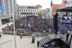 ERC Ingolstadt - Vizemeisterschaftsfeier am Rathausplatz - Saison 2022/2023 - Fans auf dem Rathausplatz - Foto: Meyer Jürgen