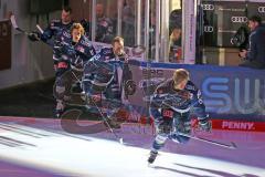 Penny DEL - Eishockey - Saison 2021/22 - ERC Ingolstadt - Grizzlys Wolfsburg -  Emil Quaas (#20 ERCI) Frederik Storm (#9 ERCI) beim Einlaufen vor dem Spiel - Foto: Jürgen Meyer