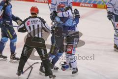 DEL - Eishockey - Saison 2020/21 - ERC Ingolstadt - Schwenninger Wild Wings - Brandon Defazio (#24 ERCI) im Zweikampf - Boxkampf mit Dylan Yeo (#5 Schwenningen) - Foto: Jürgen Meyer