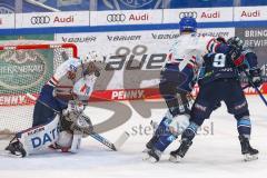 DEL; Playoffs; ERC Ingolstadt - Adler Mannheim; Halbfinale; Puck trifft Torwart Arno Tiefensee (Nr.30 - Adler) am Kopf, Sinan Akdag (Nr.7 - Adler) Frederik Storm (9 - ERC)