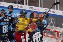 DEL; Playoffs; ERC Ingolstadt - DEG Düsseldorf; Schlägerei Bernhard Ebner (67 DEG) gegen Fabio Wagner (5 - ERC)