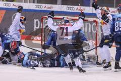 DEL - ERC Ingolstadt - EHC Red Bull München - 0:1 Tor durch Daryl Boyle (Nr.6 - EHC Red Bull München) links, Samuel Soramies (28 ERC) Torwart Michael Garteig (34 ERC) Fabio Wagner (5 ERC) Justin Schütz (Nr.18 - EHC Red Bull München) Jubel Chris Bourque (N