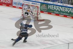 Penny DEL - Eishockey - Saison 2021/22 - ERC Ingolstadt - Red Bull München - Daniel Pietta (#86 ERCI) - Danny aus den Birken Torwart (#33 München) -  Foto: Jürgen Meyer