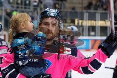 Penny DEL - Eishockey - Saison 2021/22 - ERC Ingolstadt - Nürnberg Ice Tigers - Die Spieler bedanken sich bei den Fans - Brandon Defazio (#24 ERCI) mit seinem Kind -  Foto: Jürgen Meyer