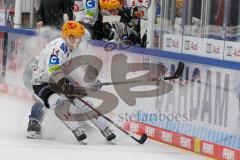 Penny DEL - Eishockey - Saison 2021/22 - ERC Ingolstadt - Fischtown Pinguins Bremerhaven - Simon Gnyp (#3 ERCI) - Alex Friesen (Nr.57 - Fischtown Pinguins Bremerhaven) - Eis spritzt -  Foto: Jürgen Meyer