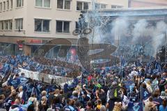 ERC Ingolstadt - Vizemeisterschaftsfeier am Rathausplatz - Saison 2022/2023 - Fans am Rathausplatz - Banner - Choreo - Die Mannschaft auf der Bühne - Foto: Meyer Jürgen