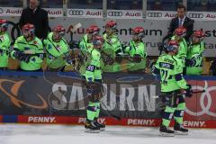 DEL - Eishockey - Saison 2020/21 - ERC Ingolstadt - Nürnberg Ice Tigers - Der 3:0 Führungstreffer durch Justin Feser (#71 ERCI) -Abklatschen an der Bande - jubel - Foto: Jürgen Meyer