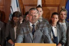 ERC Ingolstadt - Vizemeisterschaftsfeier am Rathausplatz - Saison 2022/2023 - OB Dr. Christian Scharpf - bei der Ehrung der Pokalsieger der Frauenmannschaft - Foto: Meyer Jürgen