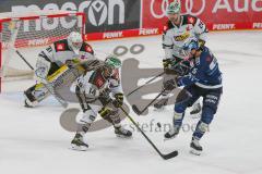 Penny DEL - Eishockey - Saison 2021/22 - ERC Ingolstadt - Krefeld Pinguine - Nikita Quapp Torwart (#31 Krefeld) - Fabio Wagner (#5 ERCI) - Doninik Tiffels (#14 Krefeld) -  Foto: Jürgen Meyer